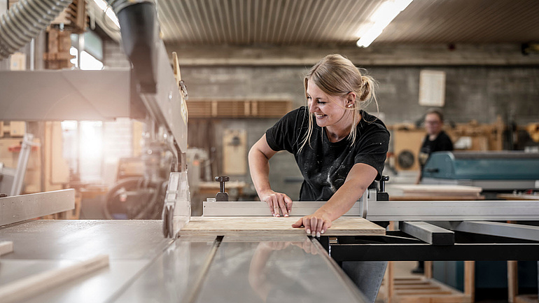 Schreinerin bei der Arbeit an der Werkbank
