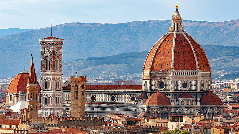 Die Kathedrale von Florenz überragt die umliegenden Gebäude.