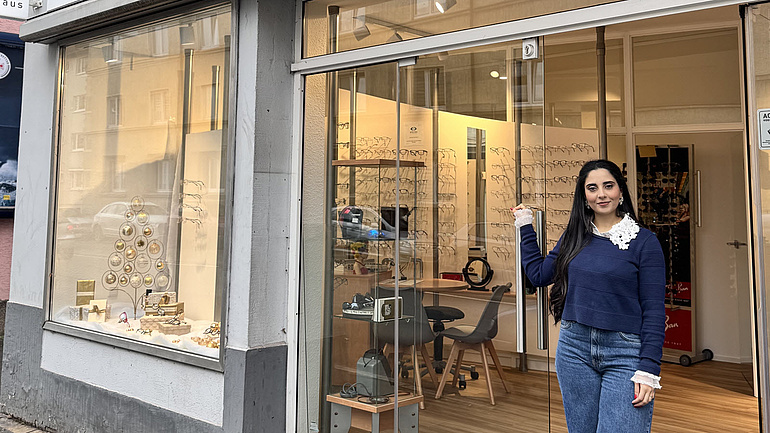 Augenoptikermeisterin Farah Alfarhan