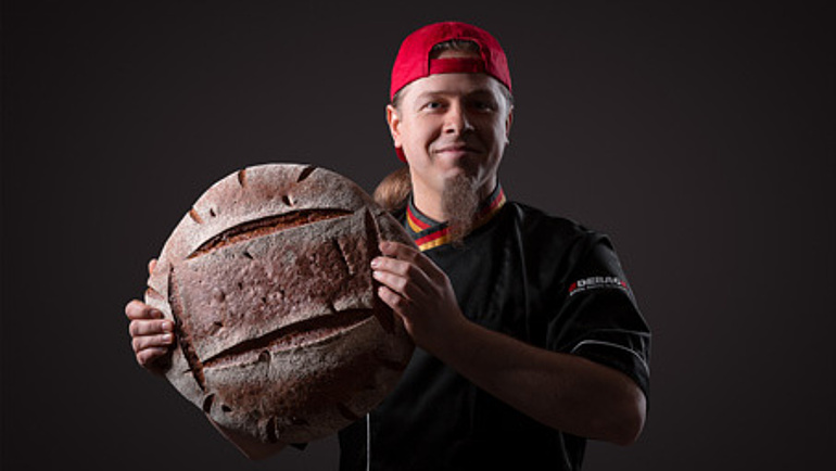 Bäcker Axel Schmitt mit einem seiner Brote.