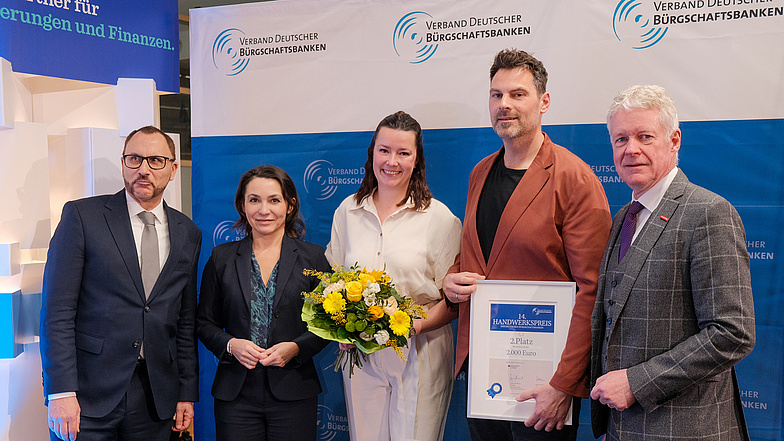 Der zweite Platz ging an den Zahntechnik-Betrieb Masterdent GmbH aus Dortmund. Geschäftsführerin Stephanie Arabatzis überzeugte die Jury mit innovativen Weiterbildungsformaten wie dem dentalen Yoga-Retreat, ihrem Engagement in der “Scan-Crew” zur Digitalisierung der Zahntechnik sowie zahlreichen Workshops und Kooperationen.