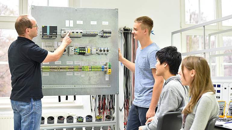 Ausbilder im Gespräch mit Elektrotechnik-Azubis