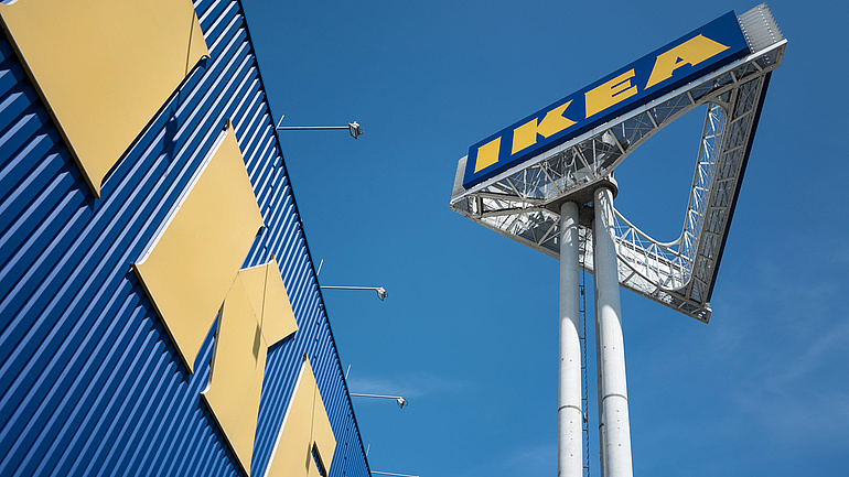 IKEA-Logo an einem Store vor blauem Himmel