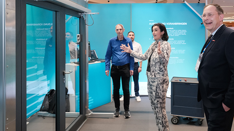 Bundesforschungsministerin Dorothee Bär und UDH-Geschäftsführer Karl-Sebastian Schulte beim Messerundgang auf der IHM 2026.