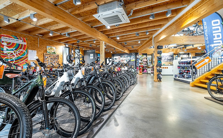 Zweiradshop Niederhofer präsentiert seinen Riesenauswahl in einem Gebäude.