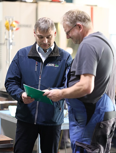 Cornelius Borgmann im Gespräch mit einem Mitarbeiter